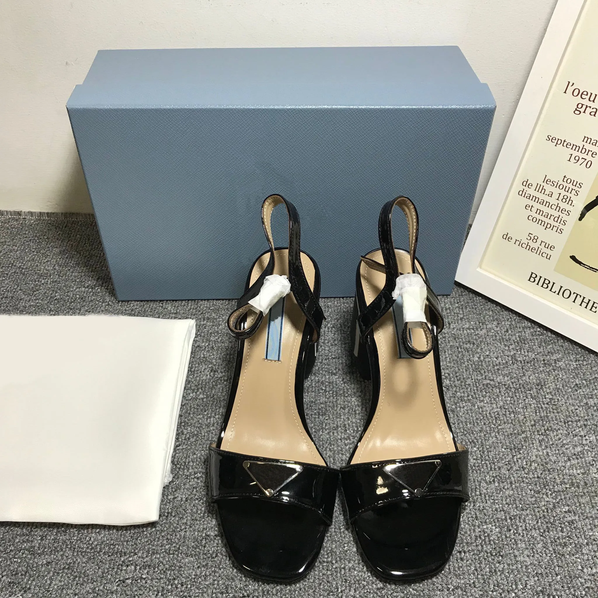 European spring and summer classic fashion women`s high-heeled sandals, sexy triangle decoration, patent leather style with box, size 35-40