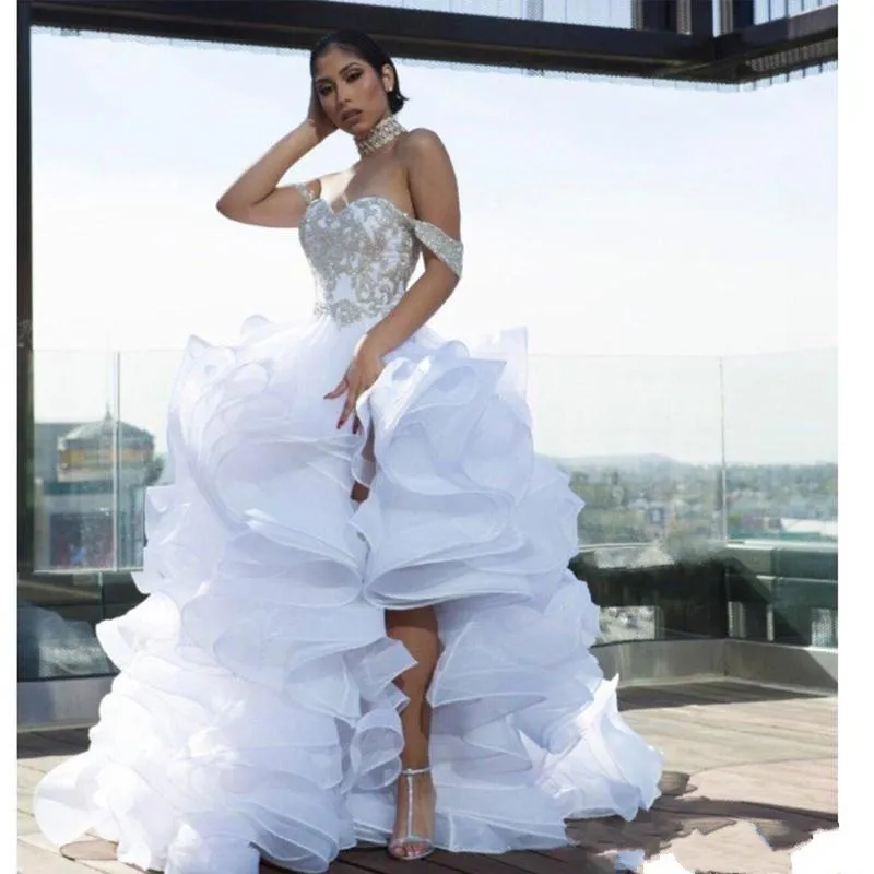 2023 Abiti da sposa A Line Abiti da sposa sexy spaccati alti e bassi al largo della spalla Perline di pizzo argento Organza a strati Ruffles Cappella dei treni Plus Size vestido de noiva