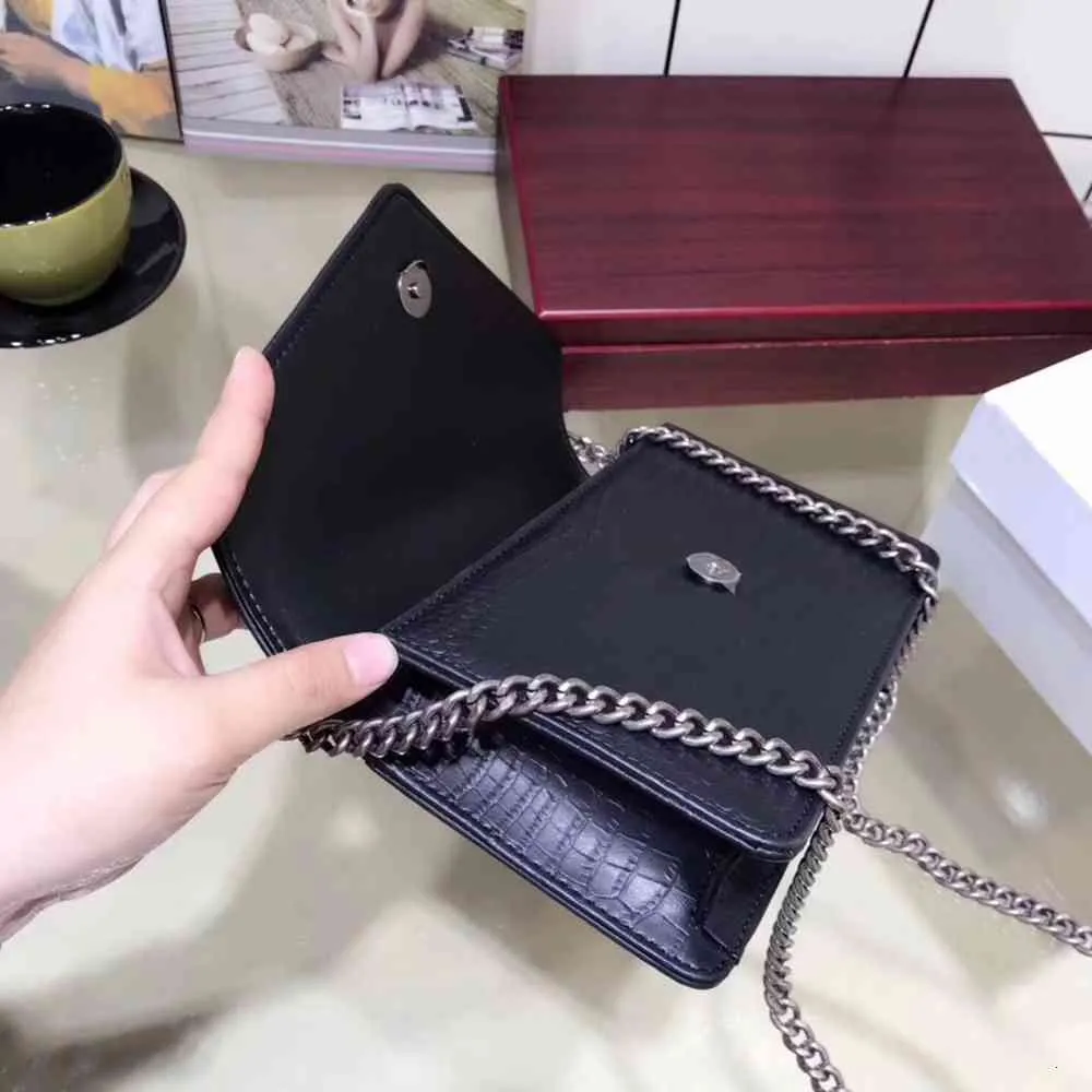 2018 The fashionable new women's bag is made of fine quality and quality.