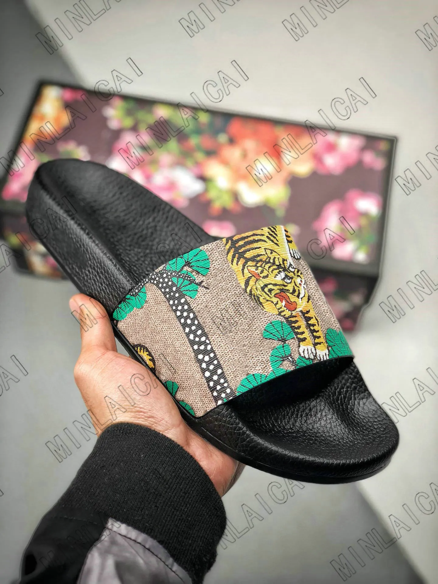 Italy Stripe Bee Tiger Flower Men Designer Slippers Womens Luxurys Designers Sandals Canvas Leather Outdoor Off The Grid Casual Slipper ACE Beach Flip...