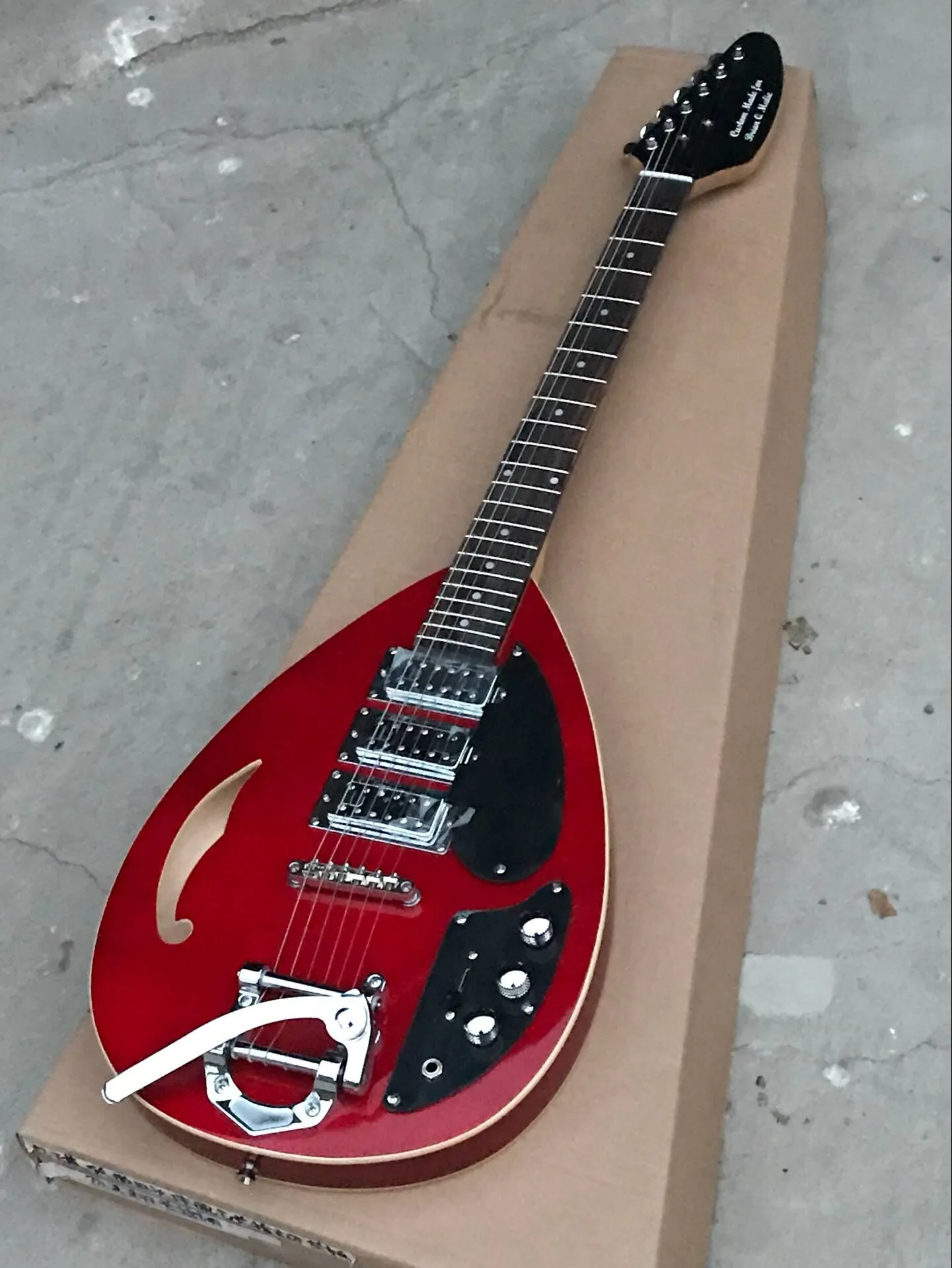 Hutchins Brian Jones Vox PGW Teardrop Red Hollow Body Chitarra elettrica Singolo foro F, Bigs Tremolo Bridge, 3 pickup, Accordatori vintage