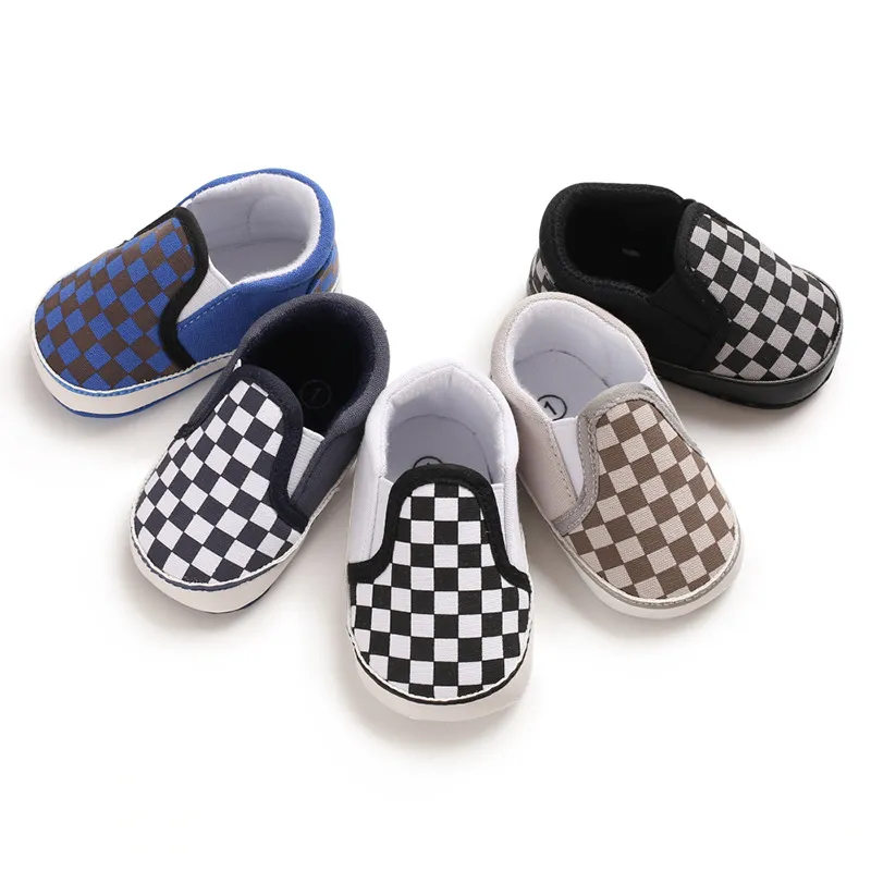 أحذية أطفال حديثي الولادة للأولاد والبنات أحذية مشوا لأول مرة أحذية أطفال متقلب أحذية غير رسمية كلاسيكية سهلة الارتداء مدربين PreWalker 0-18 متر