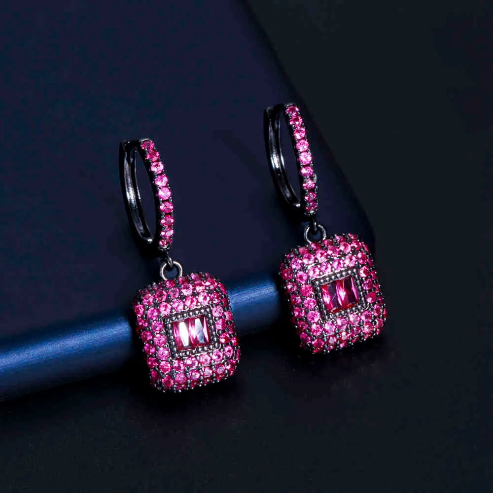 ThreeGraces Fashion Mirco Pave Pink CZ Crystal Black Gold Color Cute Geometric Huggies Orecchini a cerchio per gioielli da donna ER652