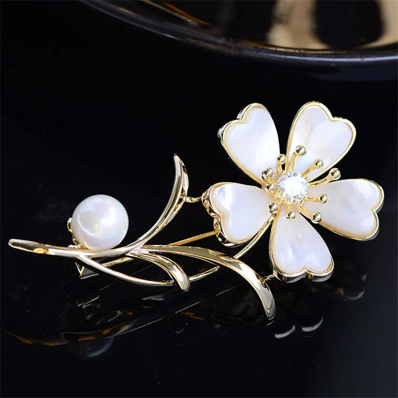 Korea Style Shell Flower Brosch 2021 Eleganta Lapel Pins Luxury Pearl Bloom Petal Brosches Pin Brand Smycken Tillbehör