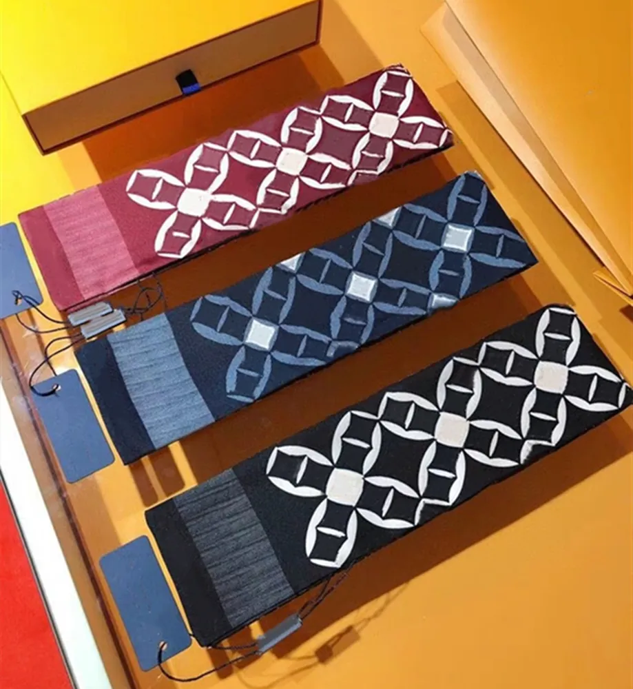 Lyxig designer design kvinna halsduk, modebrev handväska halsdukar, slips, hårbuntar, 100% silke material wraps storlek: 8 * 120