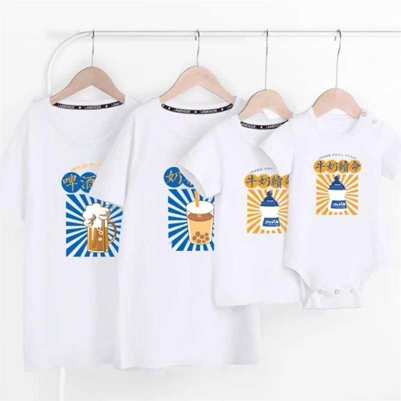 Familjen ser matchande outfits t-shirt kläder mor far son dotter barn baby rompers sommarutskrift 210521