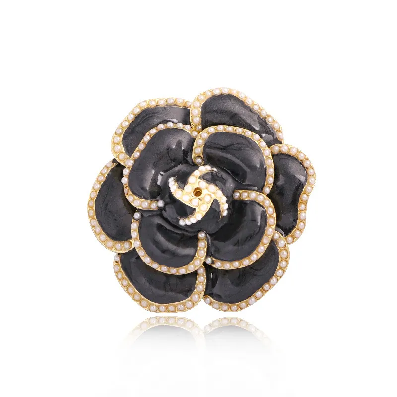 2021 Trend Pearl Enamel Camellia Broches para Mujeres Elegante Flor Pins Fashion Jewelry Coat Accesorios Broche