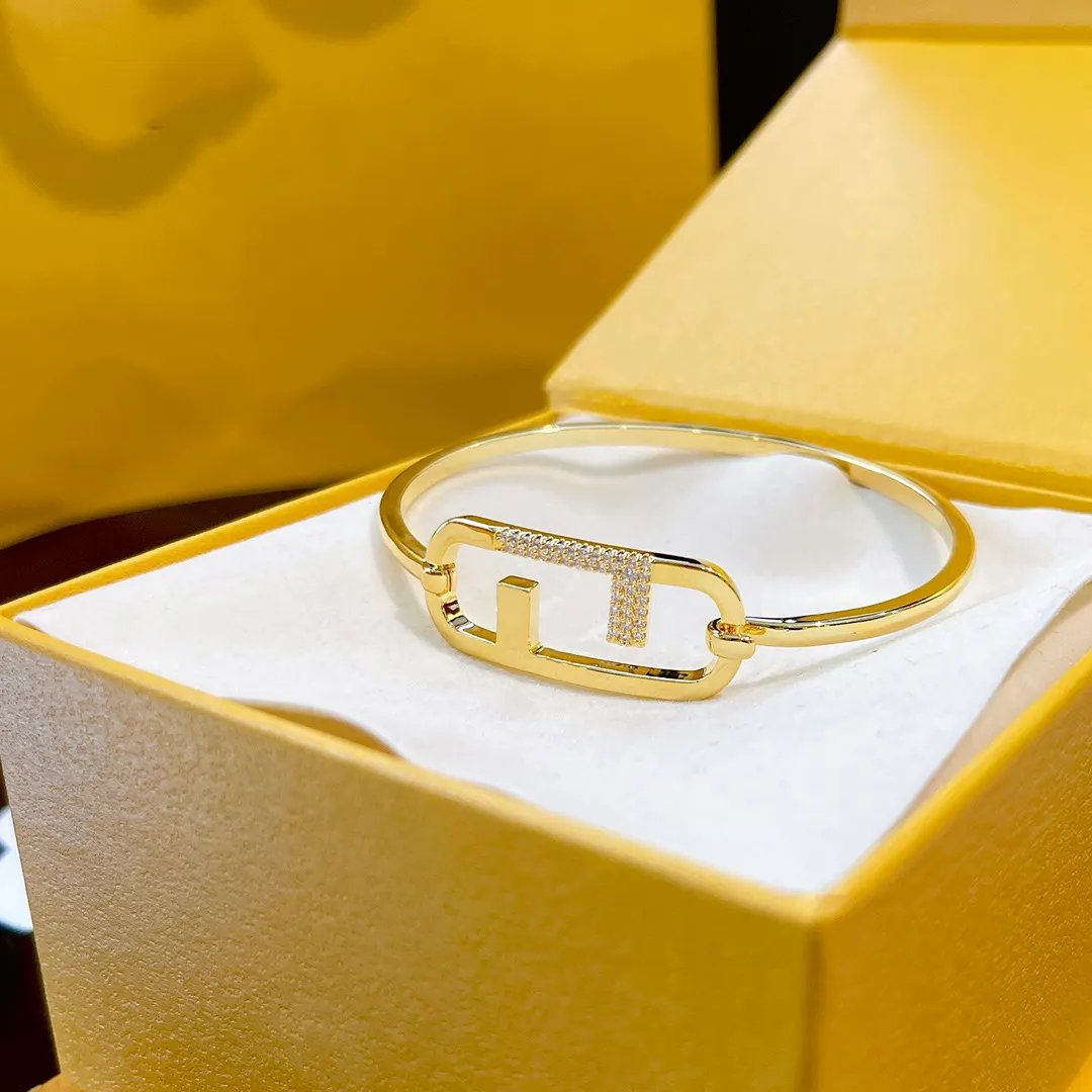 Luxurys Designer Schmuck Hochzeit Temperament Armbänder für Frauen Brief Logo Armband Designer Zierlich Schmuck Hohe Qualität 2021