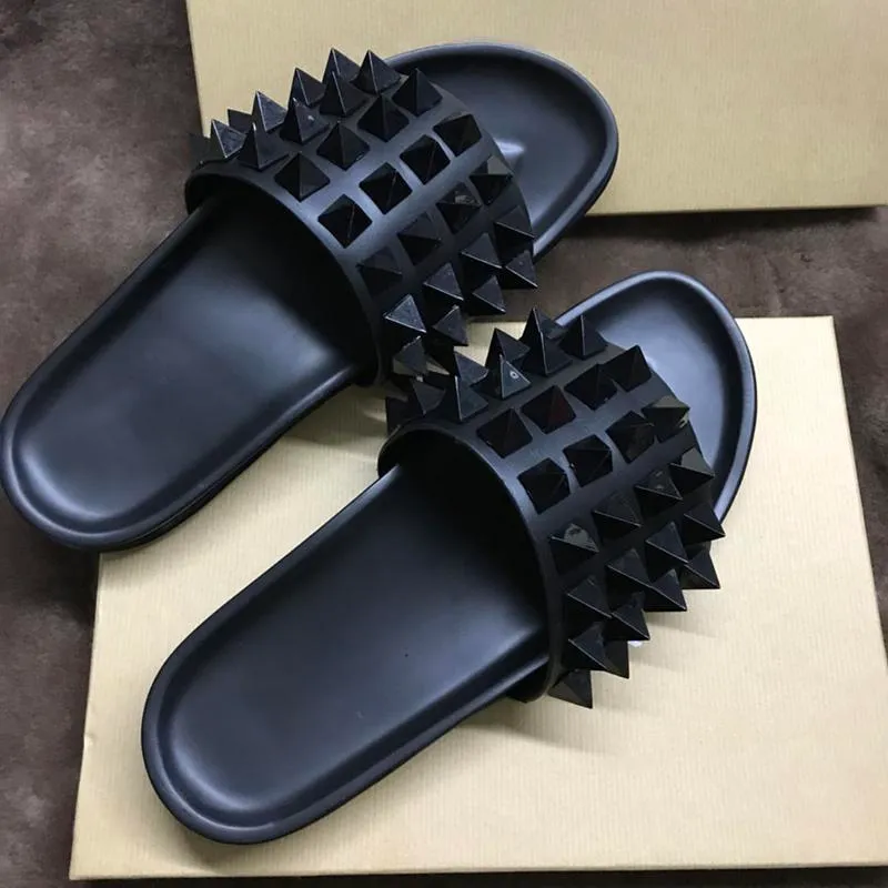 2021 Mens Shoes 슬리퍼 박힌 스파이크 블랙 플립 플롭 디자이너 브랜드 샌들 여름 해변 플랫폼 슬리퍼 캐주얼 상자 및 먼지 가방