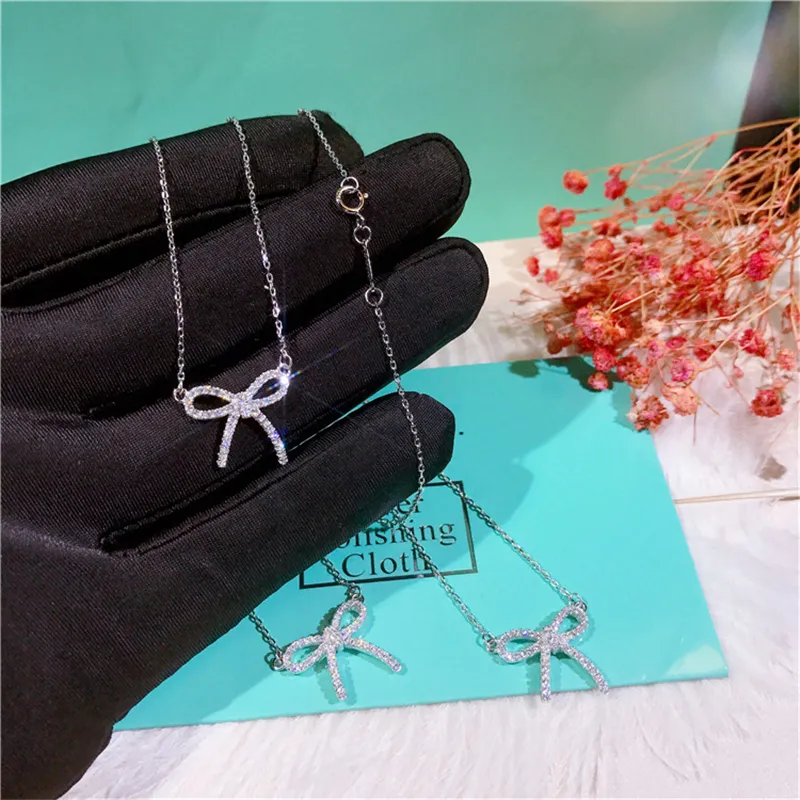 925 Sterling Silver Bow Pendant Halsband Diamond ClaVicle Chain Women SMYCKEL HELA Valentins dag2339