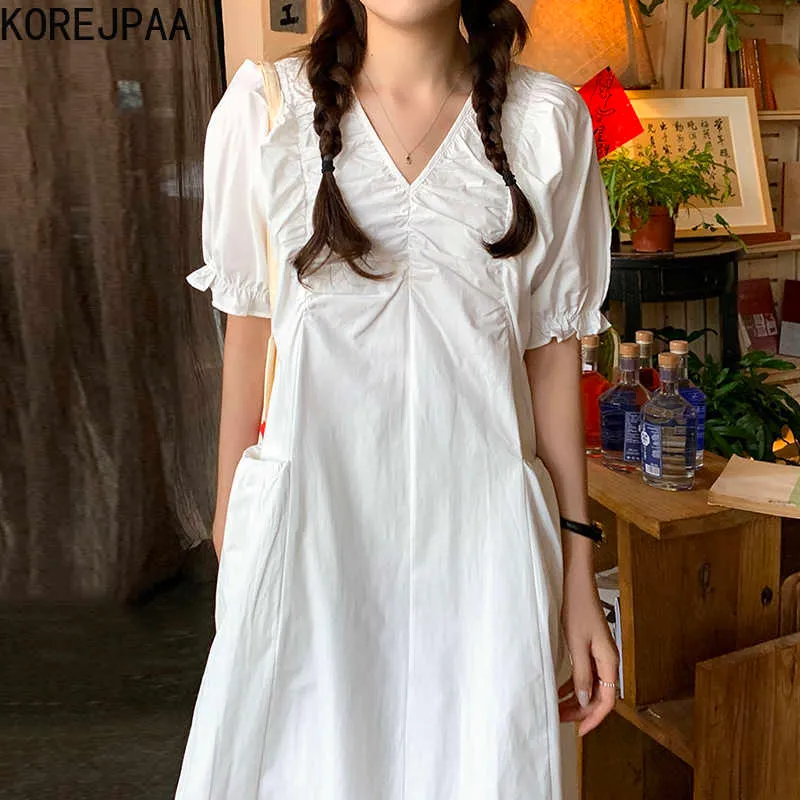 Korjpaa Kvinnor Klänning Sommar Koreanska Chic Enkel Retro Vit Slank V-Neck Fold Design Stor Pocket Casual Joker Cuff Vestido 210526