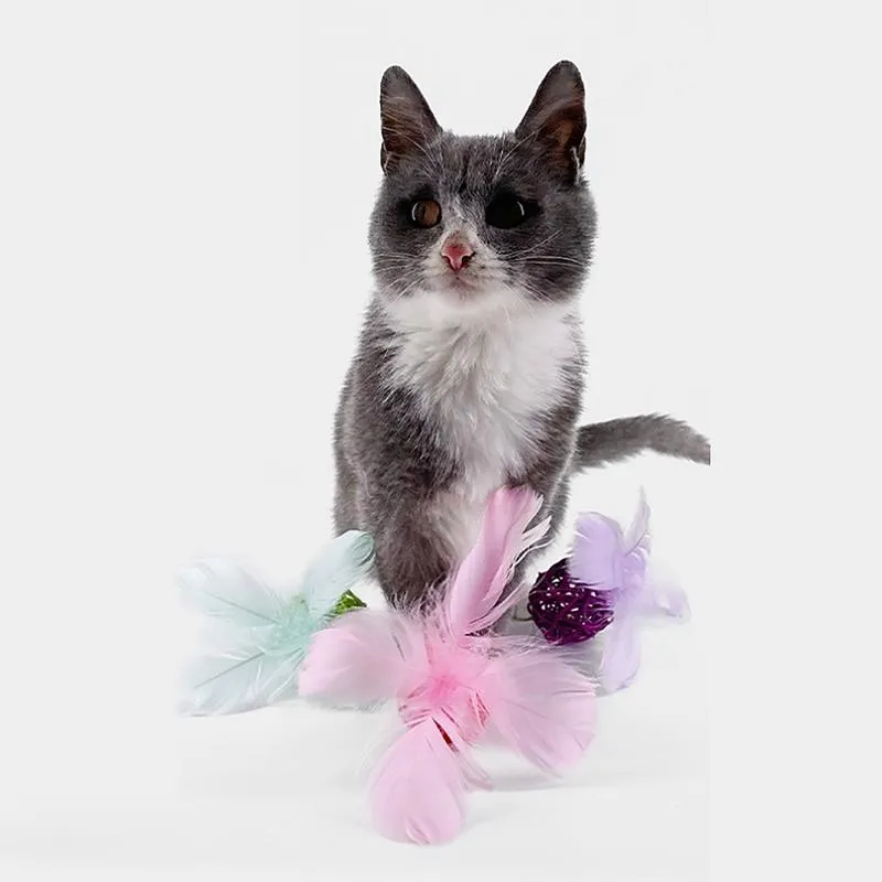 猫のおもちゃ1pcsランダムカラーのおもちゃの藤のボール人工羽装飾ティーザースクラッチドラキテン