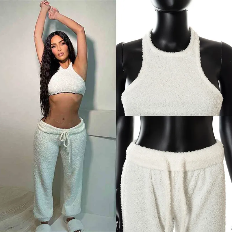 Deux pièces pour femmes en peluche blanche tenues moelleuses dos nu haut de soutien-gorge de sport et taille haute pantalon ample ensemble de vêtements pyjama de couleur assortie costume décontracté H923T795