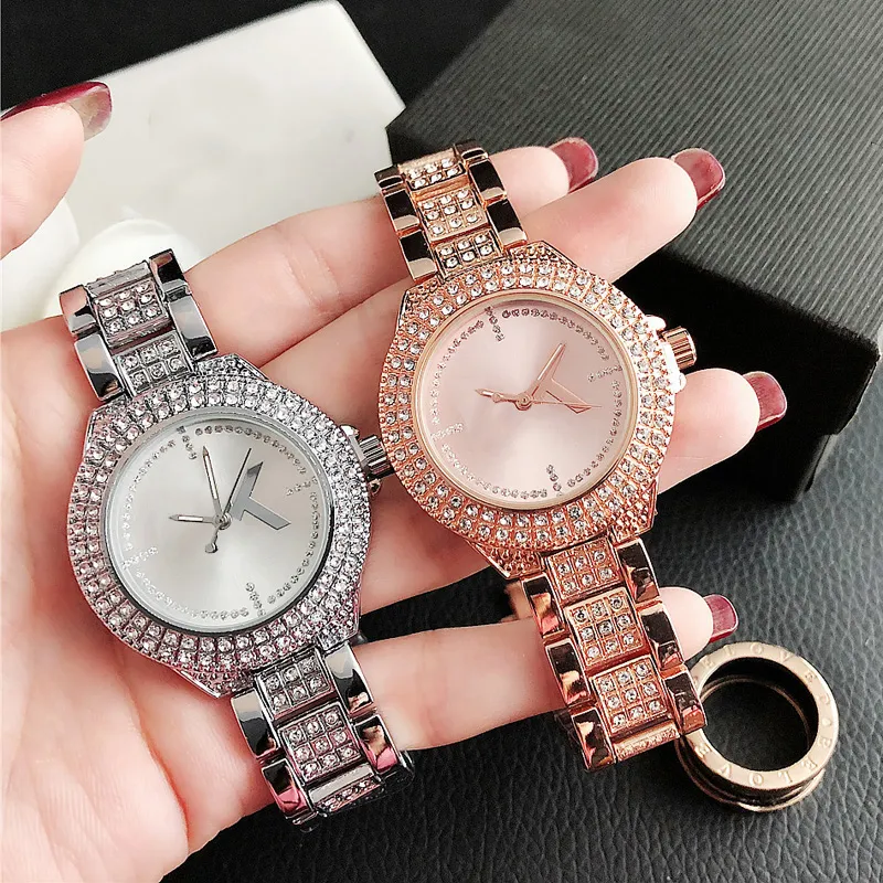 Brand Watch Women Lady Girl Grande Letras de Cristal Metal Steel Banda de Quartz Wrist Watches M90