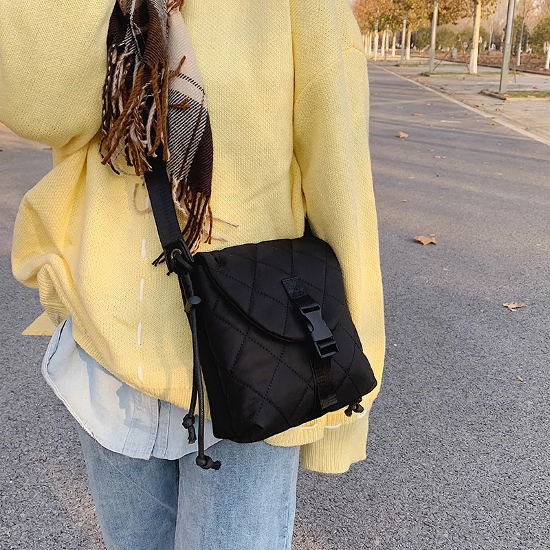 Designer Leisure Linge Oxford tyg crossbody väskor för kvinnor Vinter lyxväska kvinnor trendiga en-axel sluttande247L