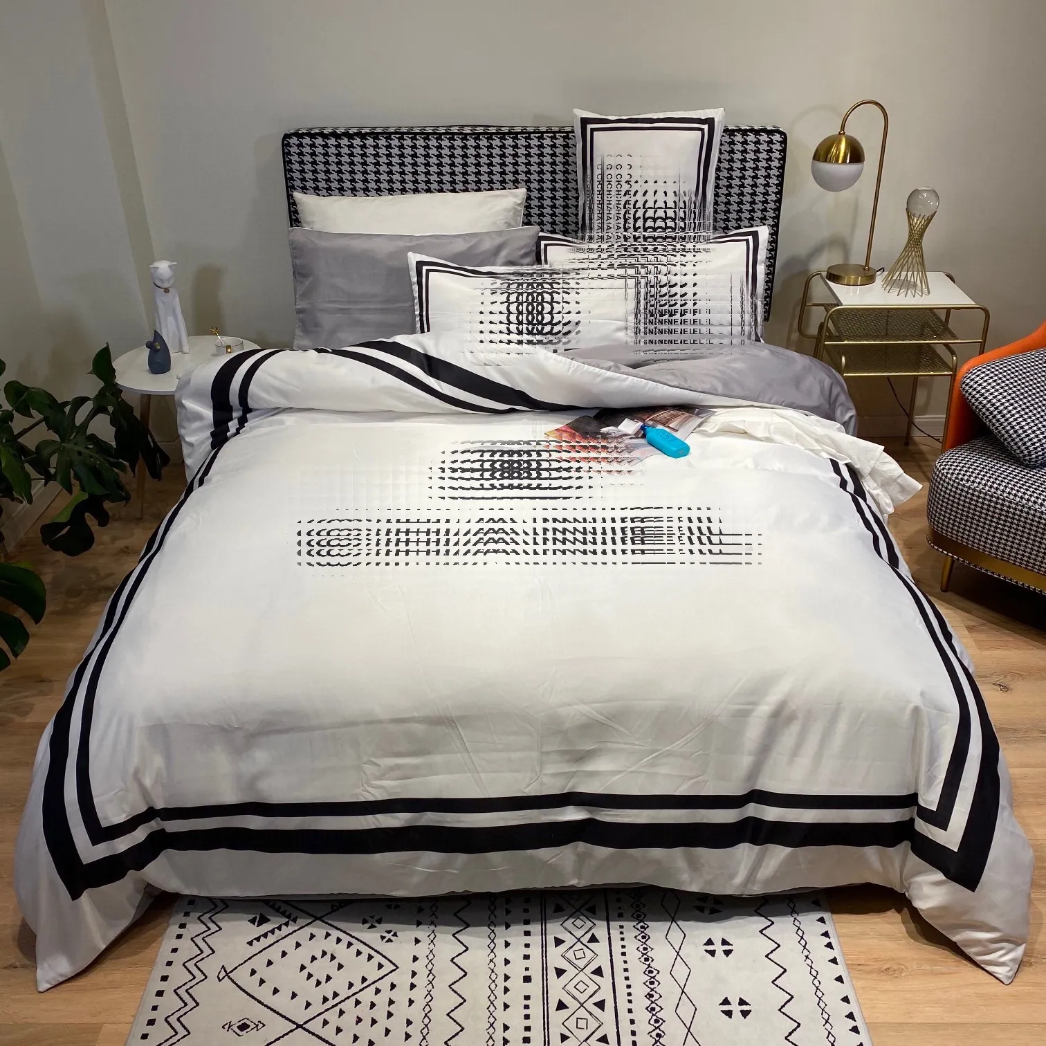 Luxus-weißer Designer-Königin-Bettwäsche-Sets 4pcs / set-Buchstabe Gedruckt Seide Queen-Size-Bettdecken-Bett-Bett-Bett-Mode-Kissenbezüge