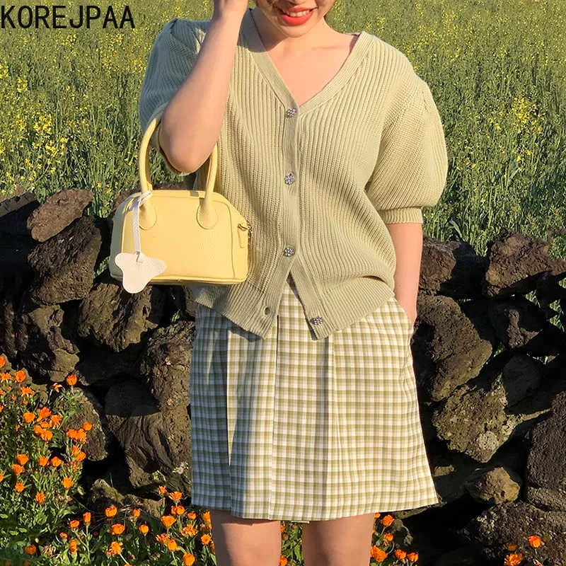 Korejpaa Kobiety Zestawy Lato Koreański Chic Delikatny Temperament Avocado Kolor V-Neck Button Knit High-talia Luźna Spódnica Plaid 210526