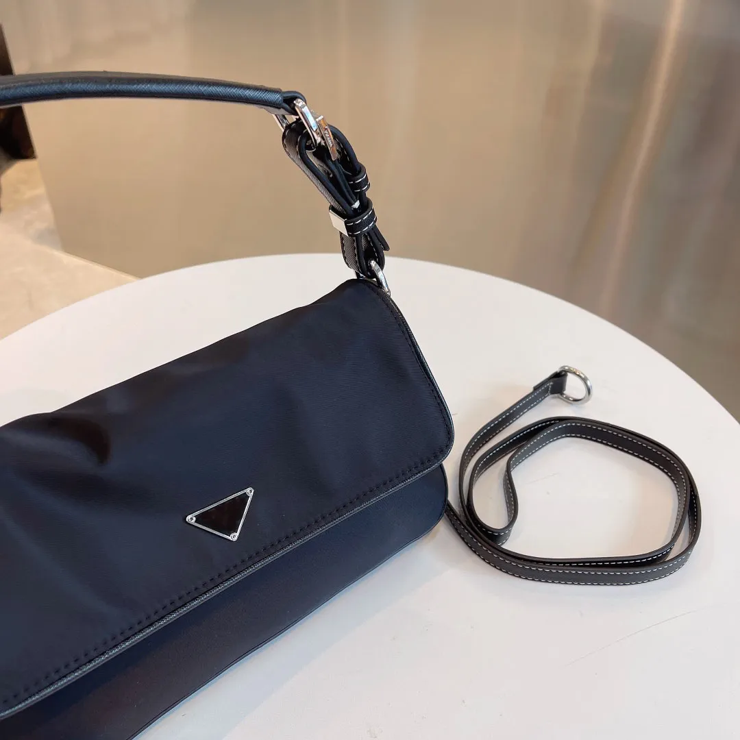 2021 women`s new one shoulder / portable bag fashion European and American leisure shopping appointment preferred size 27cm*4cm*15cm