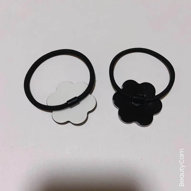 4CM Moda in bianco e nero acrilico testa di fiore corda C anello per capelli elastico forcina per le signore copricapo preferito accessori per gioielli regali per feste