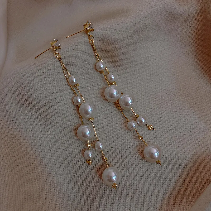 Un par de hombreras de perlas de cristal con perlas para