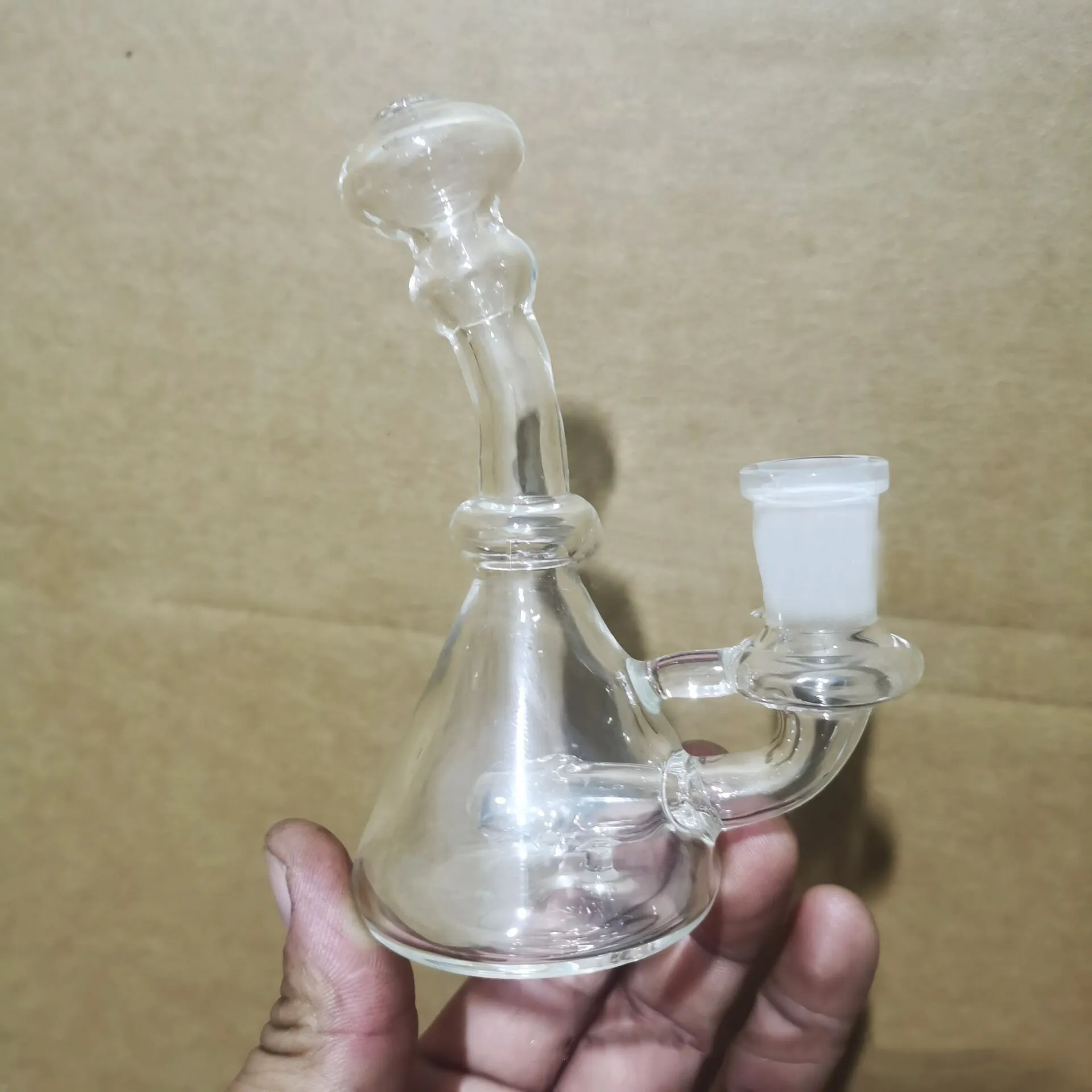 Design Bongs Glas Vattenrör Bongs Pyrex Vatten Bongs med läppar 12mm Joint Beaker Bong Vattenrör Oljerigg