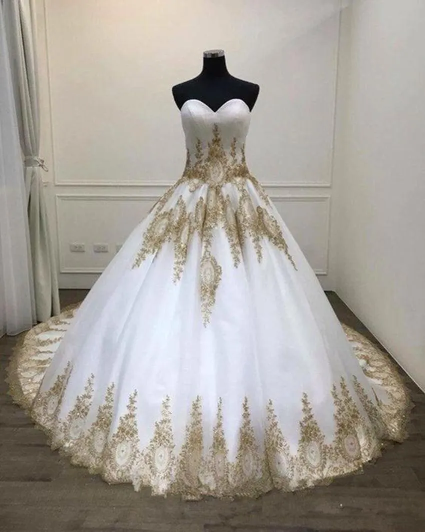 Sparkly White And Gold Wedding Dresses For Bride Appliques Golden Lace Beaded Sweetheart Ball Gown Princess Vintage Chapel Bridal Gowns Court Train