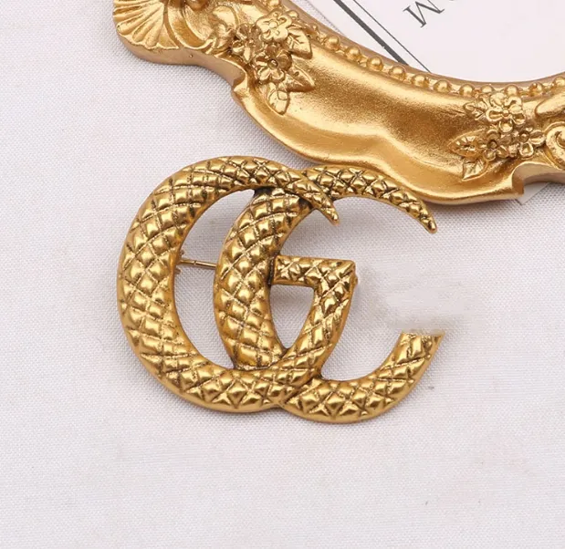 Merk Luxe Pins Broches Designer Letters Broches Beroemde Letter Pins Kwastje Parel Broche Strass Pak Pin Sieraden Accessoires 7enf