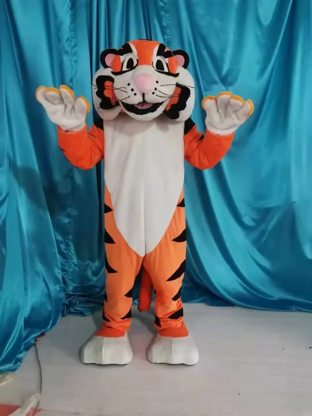 Robe de festival tigre orange Costumes de mascotte Carnaval Hallowen Cadeaux Unisexe Adultes Fantaisie Jeux de fête Tenue de vacances Célébration Tenue de personnage de dessin animé