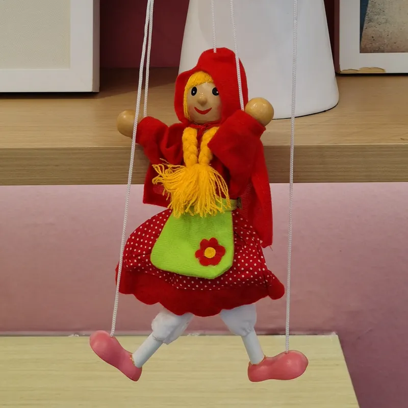 Nuovo divertente giocattolo maschera burattino a corda piccola bambola rossa per ragazze in legno con attività congiunta