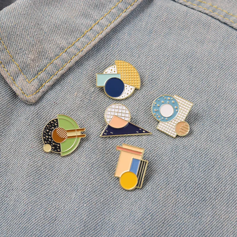 Europeisk Triangle Rund Geometrisk form Broscher Pins Asymmetri Matematik Alloy Lapel Pins Kvinnor och män Enamel Handväska Kläder Sweater Badge Tillbehör