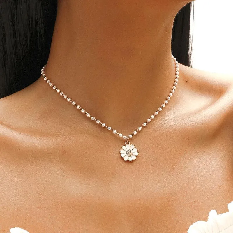 Colliers pendentif mignon petit collier de marguerite blanche pour les femmes chaîne de clavicule de fleur douce imiter les colliers de perles bijoux de cadeau d'anniversaire