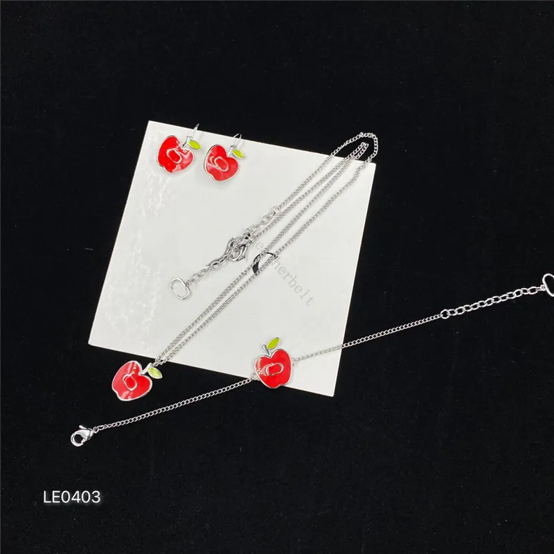 Simpatico modello Apple orecchino lettera stampata ciondolo collana design bracciali catena d'argento semplice set di gioielli