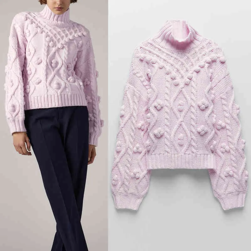 Осенняя розовая вязаная женщина свитера с помпонами.