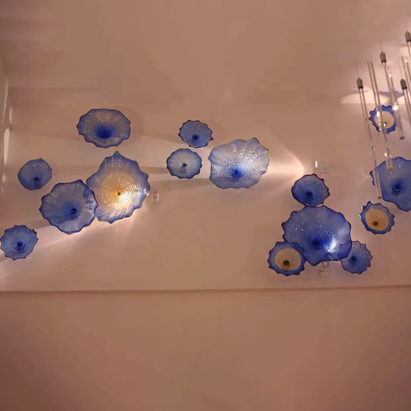 Lampe aus mundgeblasenem Glas, Chihuly, Murano, Wanddekoration, Kunst, Blumenteller, blau, bernsteinfarben, klein, montiert, 20 bis 40 cm