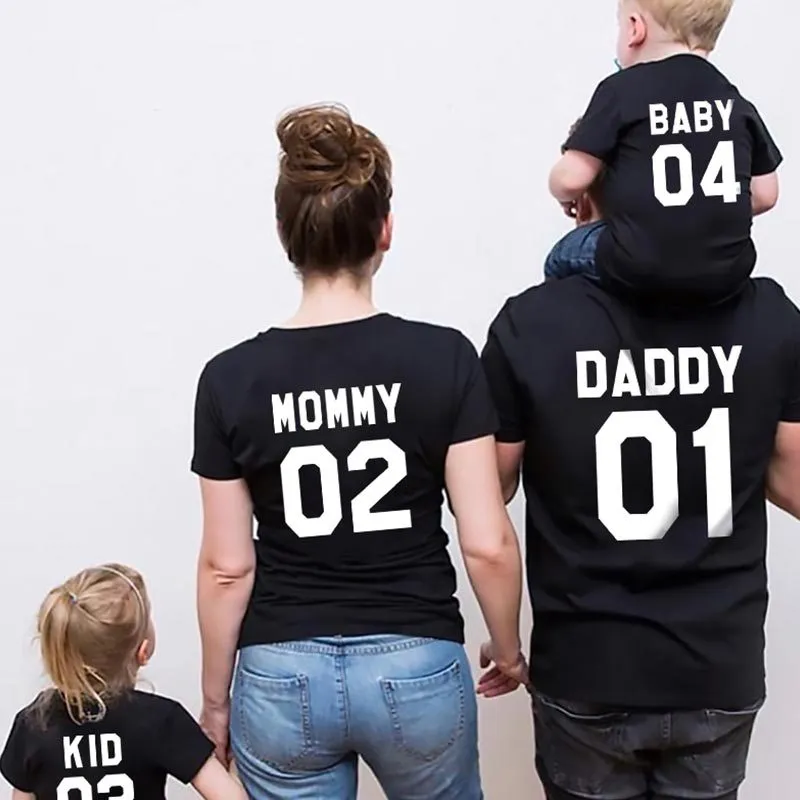 Vestiti coordinati per la famiglia T-shirt in cotone look familiare DADDY MOMMY KID BABY Lettera divertente Stampa Numero Top Tees Estate 1497 Y2