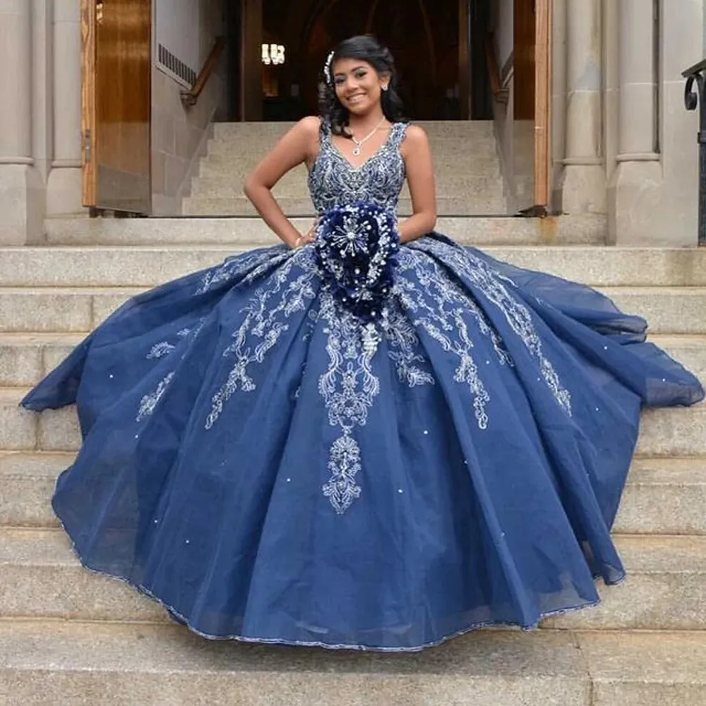 Princess Royal Blue Lace Ball Gown Quinceanera Dresses Sexig V Neck Plus Size Sweep Train Blackels Formal Prom Party Gowns Sweet Dress Vestid de