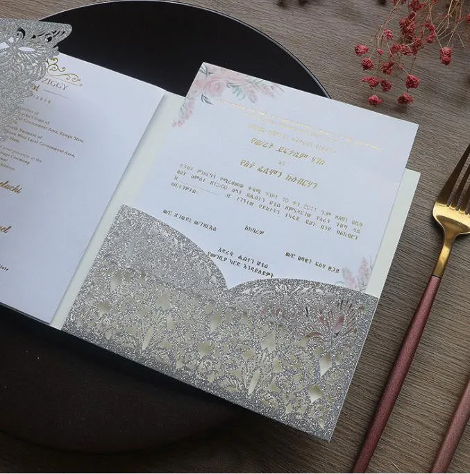 2021 Invitations de mariage de poche en argent nacré et argent scintillant Vestes découpées au laser + bande ventrale + carte RSVP, plus de 20 couleurs disponibles