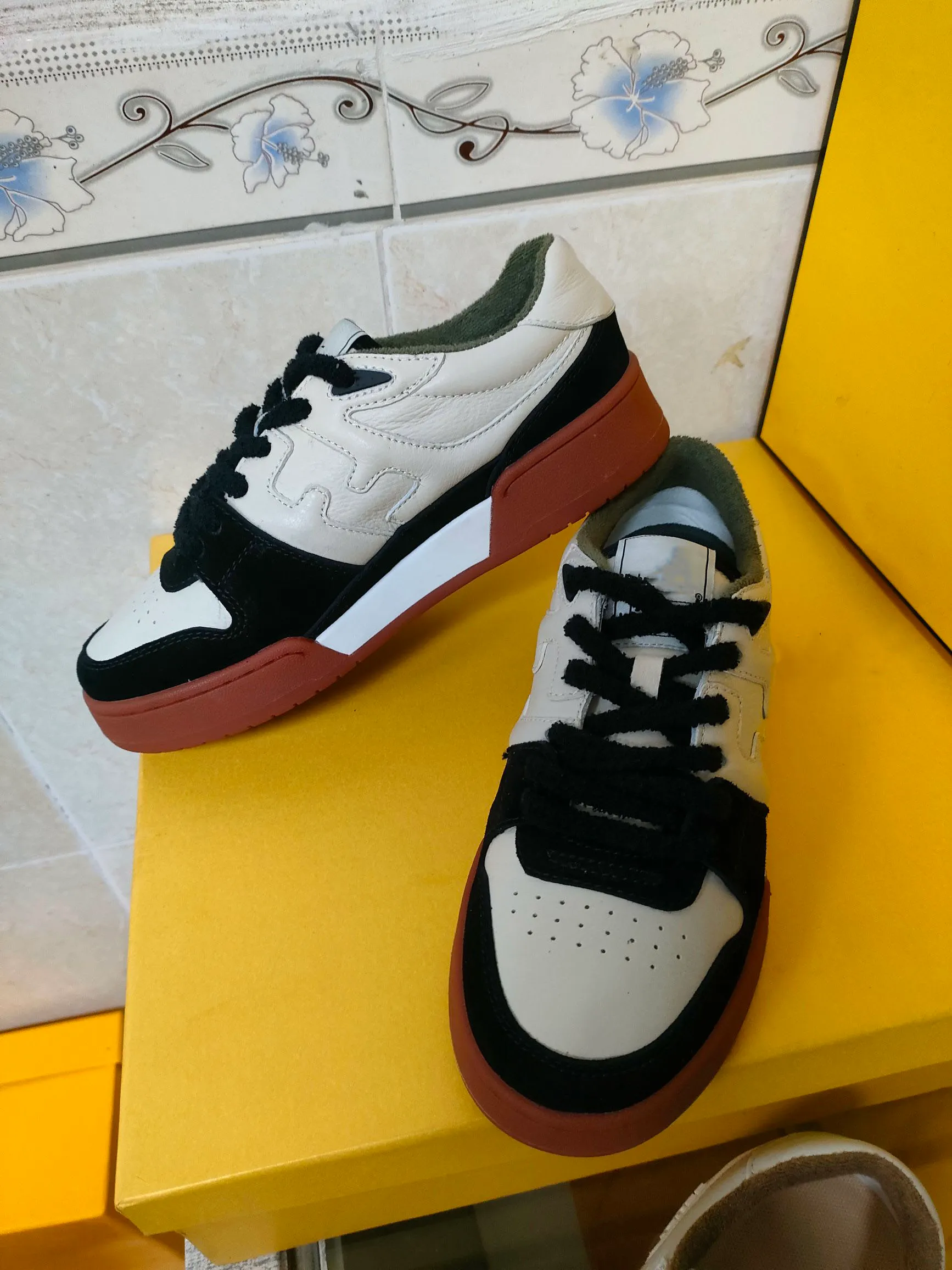 Fabriks Sälj Match Kompakt Design Skor Med Vintage Etikett Tunga Kvinnor Män Sneaker Mönster Stitching Sidor Stor Storlek EUR 46