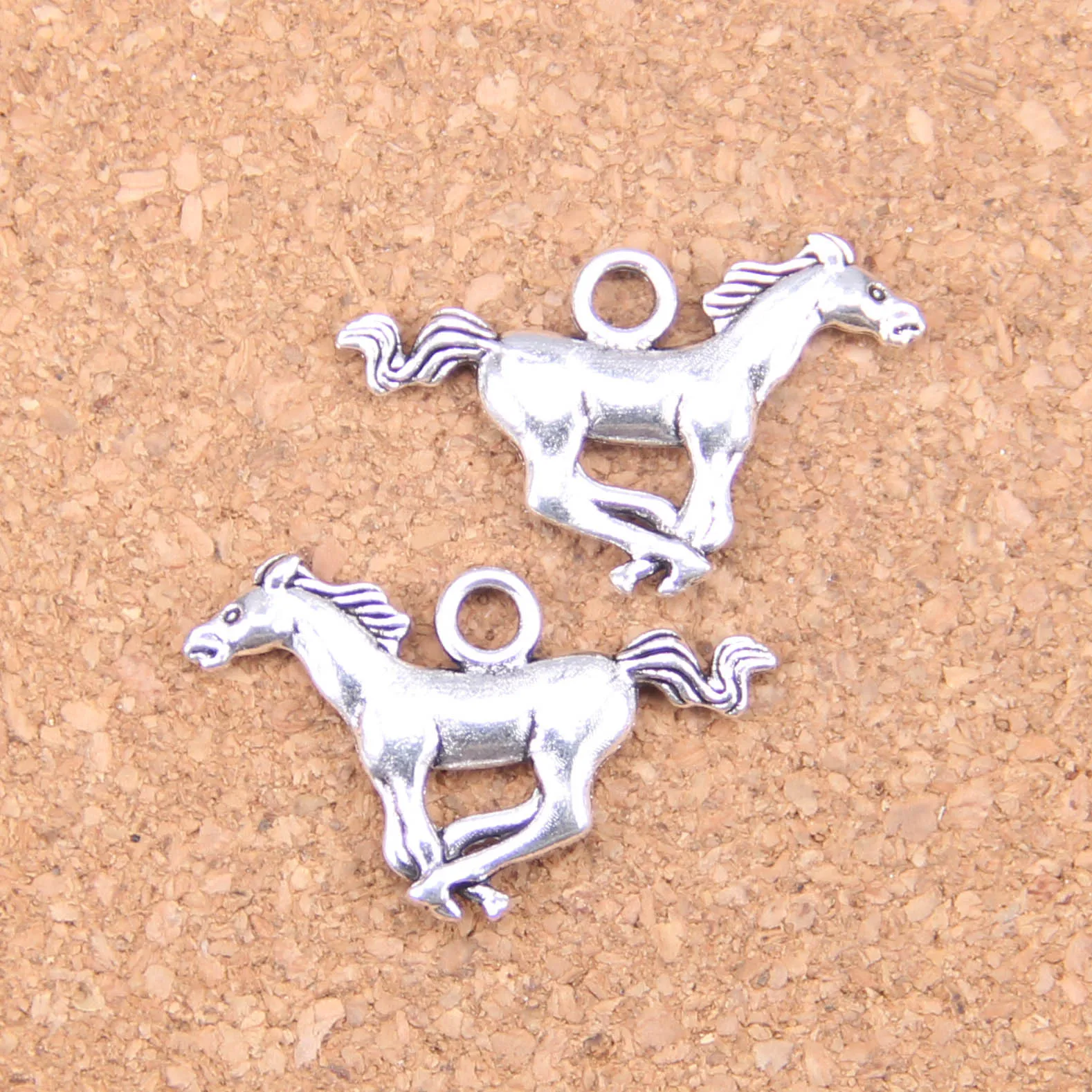 75 шт. Старинная серебряная бронзовая бронзовая бегущая лошадь коня подвески кулон DIY ожерелье браслет браслетов находки 12 * 28 мм