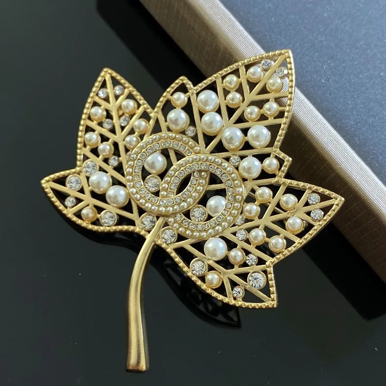 Ren Brand Fashion Smycken Guld Vintage Blomma Löv C Stämpel Brosch Party Sweater Pins Brooche Pearl Brosches för Kvinnor Present