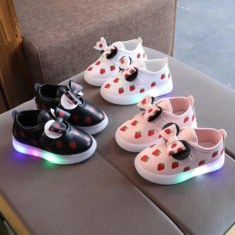 Pierwsze Walkers Buty dla dziewczyn Wiosna Jesień Dzieci LED Light Up Bow Strawberry Baby Casual Luminous Zapatos Niña