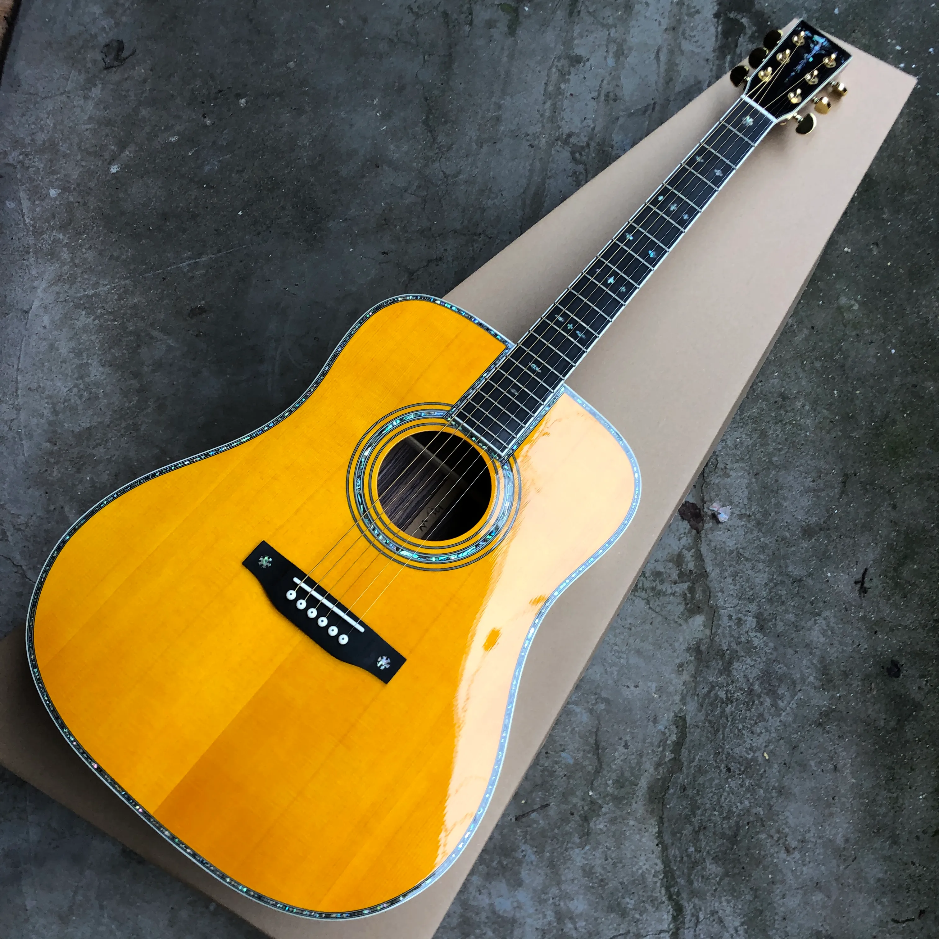 2022 Green Earth Nouvelle guitare acoustique 41" à 6 cordes de couleur bois naturel. Placage en épicéa et dos et éclisses en palissandre, reliure en coquille d'ormeau, touche en ébène.