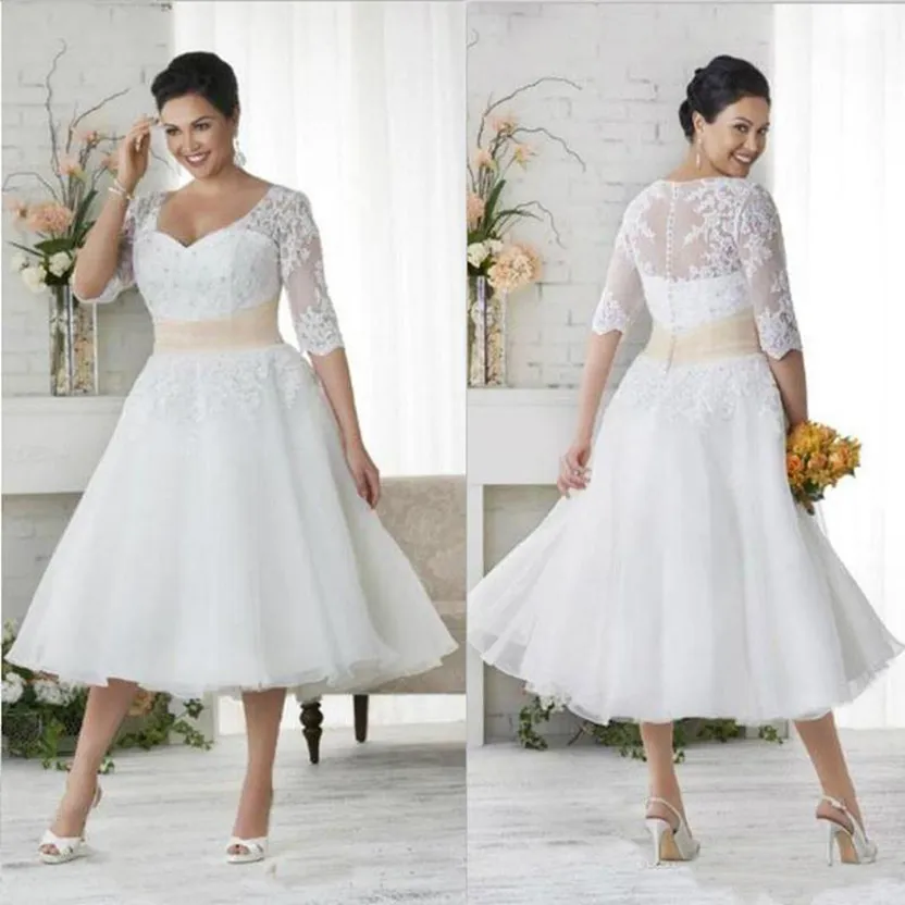 Vintage Lace Appliques Plus Size Bohemian Bröllopsklänningar med Sheer Half Sleeves V Necktea Längd En Line Beach Bridal Gowns