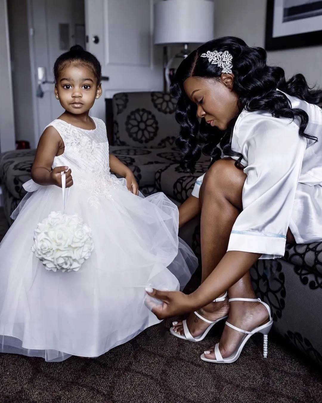 Robes de fille de fleur blanche ligne A pour robes de soirée de mariage, en tulle, conception contractée à plusieurs niveaux, sans manches, avec des appliques, robe de première communion