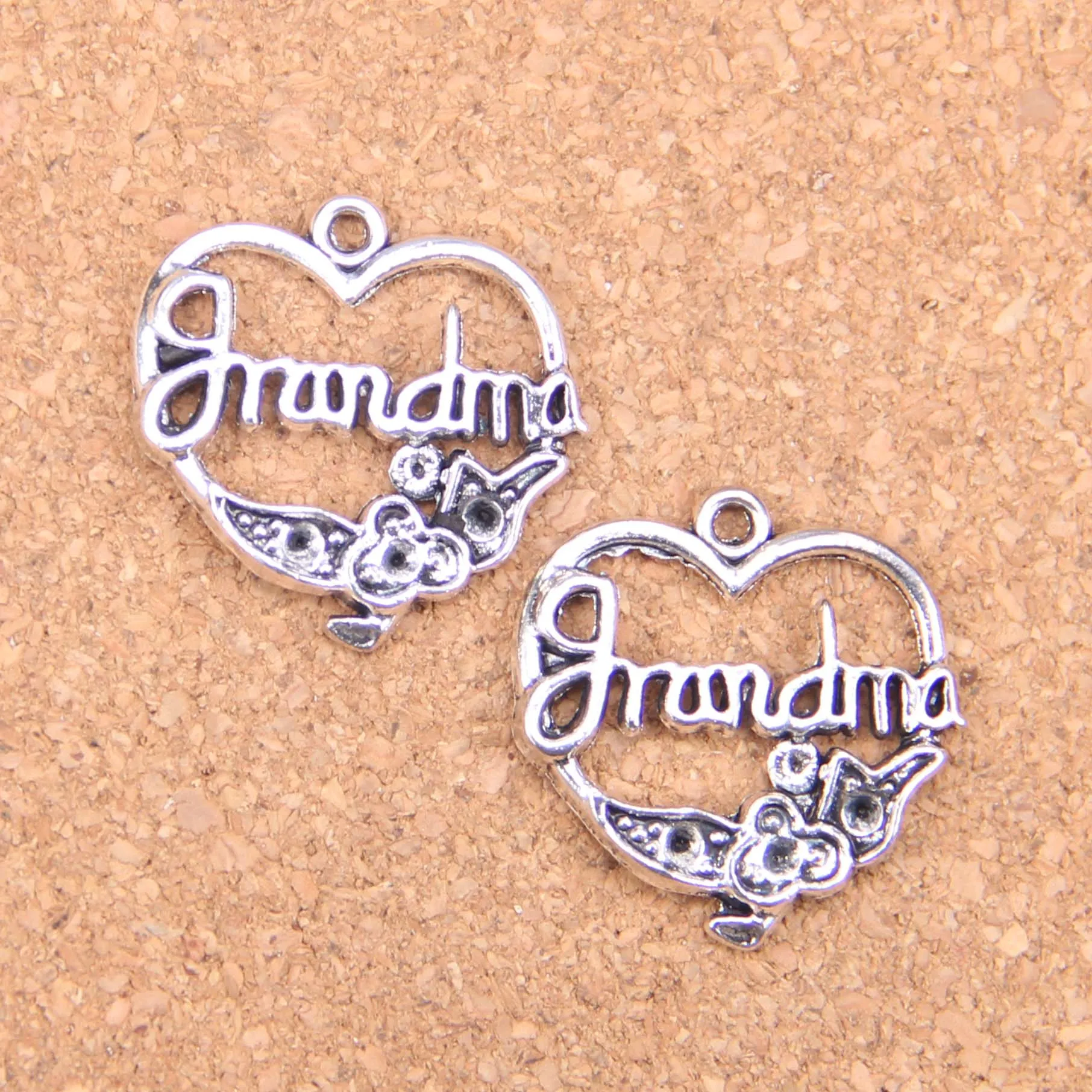 63st Antik Silver Bronze Plated Grandma Heart Flower Charms Pendant DIY Halsband Armband Bangle Fynd 24 * 24mm