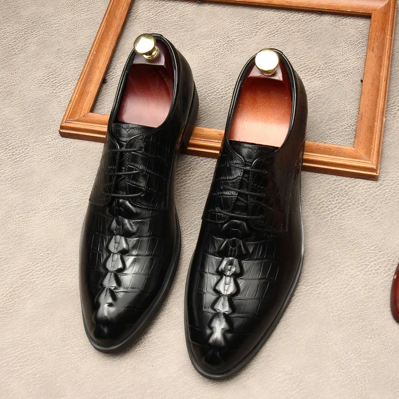 İtalya Oxford Erkekler Elbise Ayakkabı Hakiki Deri Moda Düğün Brogue Sivri Burun Dantel Up iş ayakkabısı Resmi Siyah Parti Ayakkabı