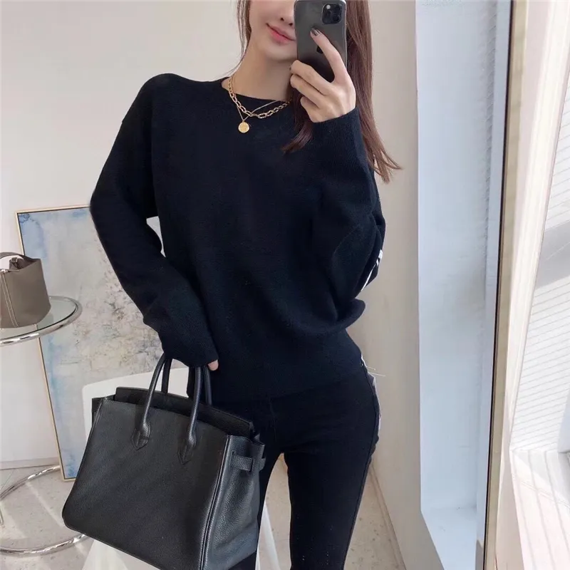 Fashion Women`s Hoodies Autumn Winter Knitted Sweater Sweatshirts with Pearl Decoration for Women Black White 98310