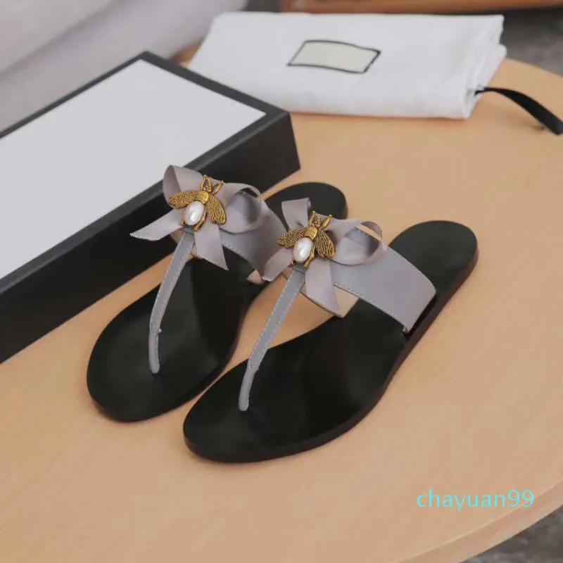 2021 Flip Flops Sandals Designer Skor Luxury Metal Bee Äkta Läder Slipper Lovely Bow Slips Flat Designer Casual Skor Storlek 36-42 W04