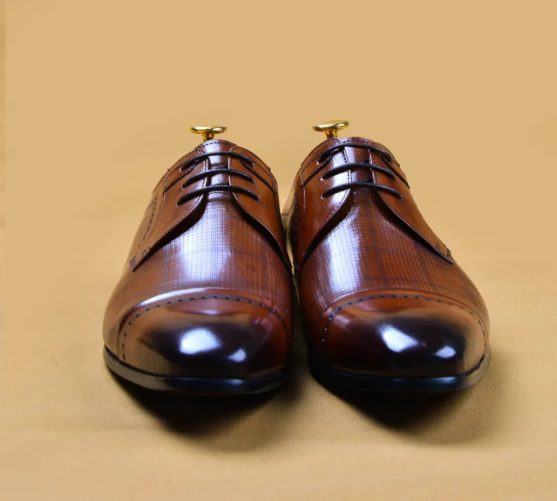 جلد الرجال الأحذية الرسمية جلد طبيعي الزفاف البروغ الأعمال أكسفورد حزب حذاء أسود براون أشار تو الرجال اللباس الحذاء