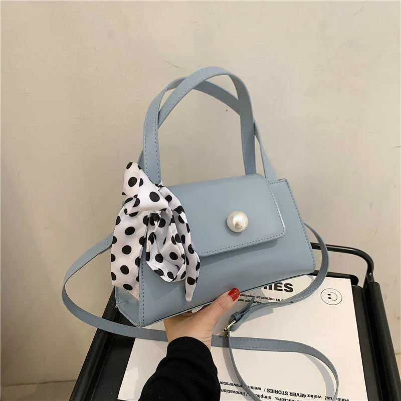 black drawstring handbolsa